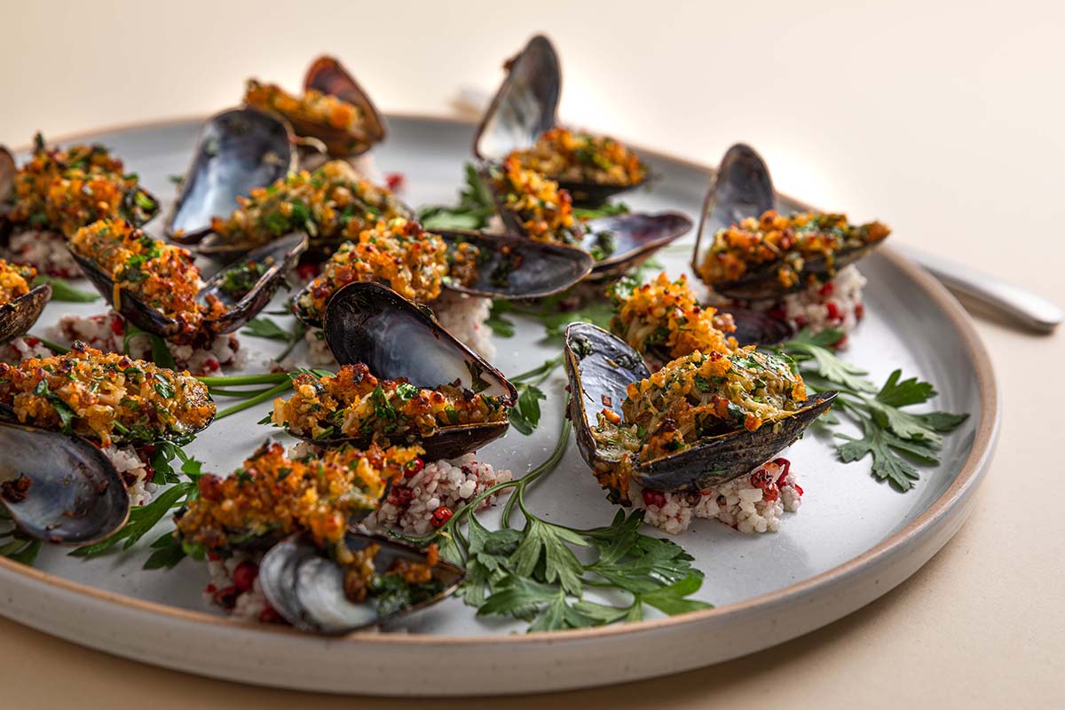 Xotinimning kozlarini boglab, dugonalarim bilan sikishdim.